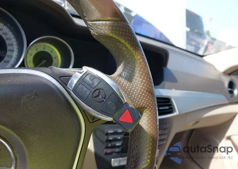 2013 Mercedes-Benz C 250 z USA, uszkodzony, nr VIN WDDGJ4HB2DG089470